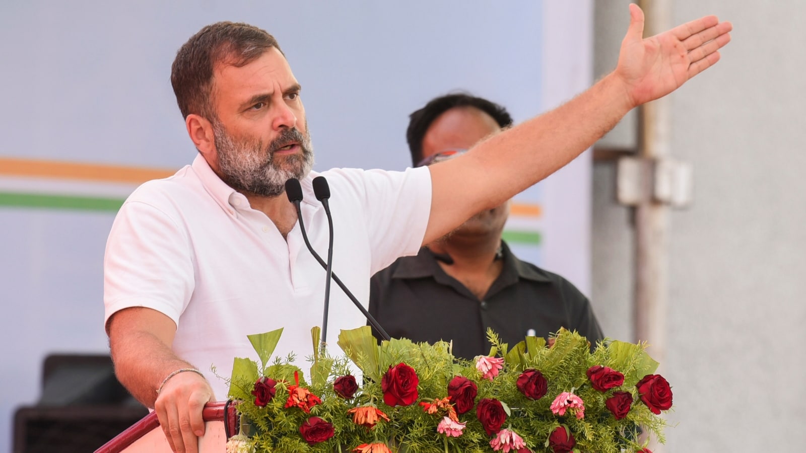 Rahul Gandhi, Mallikarjun Kharge's vote appeals pack 'a few billionaires', 'dictatorship' barbs | Latest News India - Hindustan Times